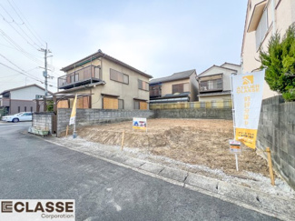 【完成予想図】 | 宇治市槇島町外　売土地　建築条件付き | アトリエスタイルハウス仕様の窓はペアガラス、サッシはアルミ×樹脂複合のハイブリットサッシを採用。ガラスの間には断熱性の高いアルゴンガスを充填しておりますので、より断熱性能が高まる仕様になっております。