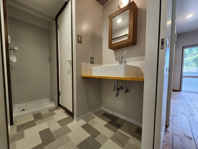 第2マンションみやさとの独立洗面台|2026年完成予定。現在未完成の為、空き室103号室と同じリフォーム内容となる為ご内覧は103号室での内覧案内を行います。

