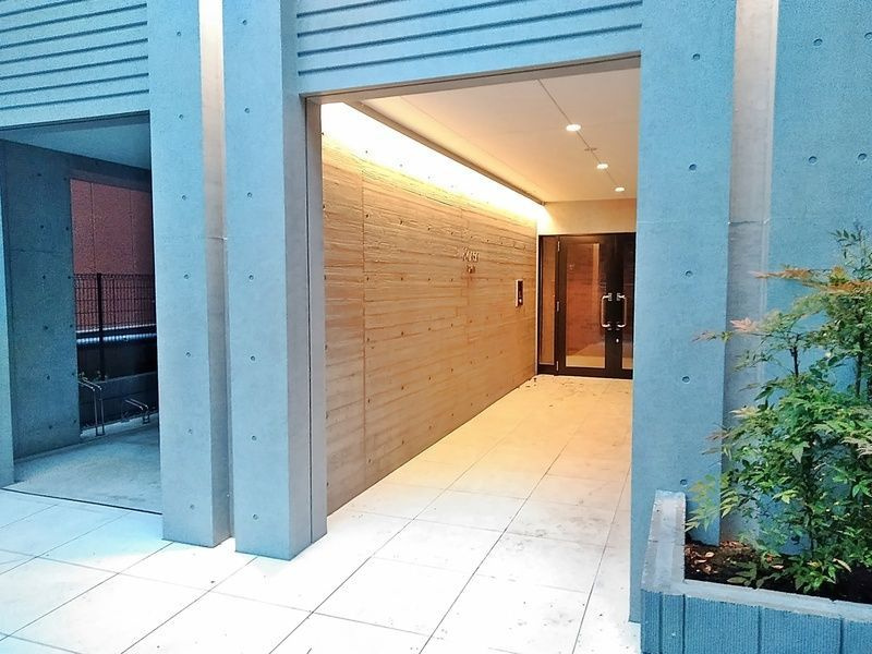 b’CASA早稲田のエントランス