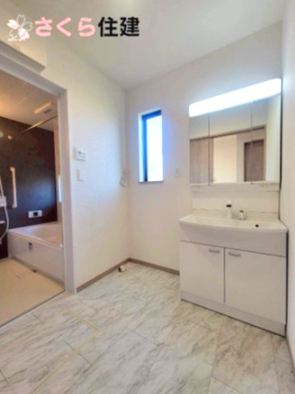 ハートフルタウン上戸祭町2期　Ａ号棟の独立洗面台|三面鏡化粧台は鏡の裏までたっぷり収納が可能です◎