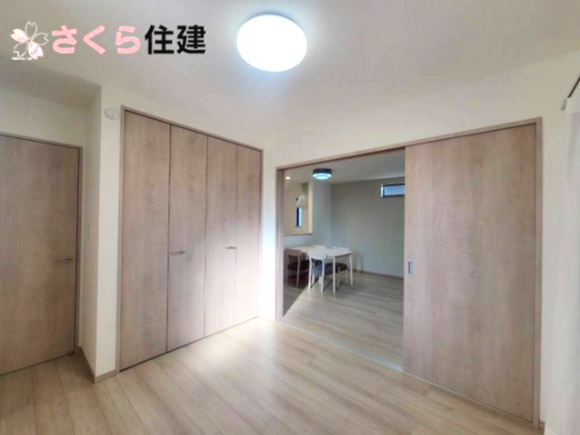 ハートフルタウン上戸祭町2期　Ａ号棟の洋室|リビング隣の5帖の洋室は小さなお子様の遊びのスペースとしても活用いただけます♪