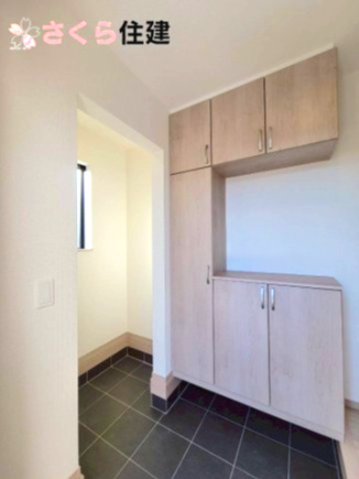 ハートフルタウン上戸祭町2期　Ａ号棟の玄関|シューズクロークと靴箱で家族全員分の靴も収納可能です♪