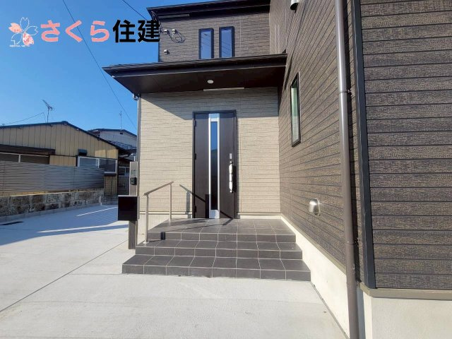 ハートフルタウン上戸祭町2期　Ａ号棟の玄関|ゆったりとした玄関アプローチは手摺付きで安心です◎