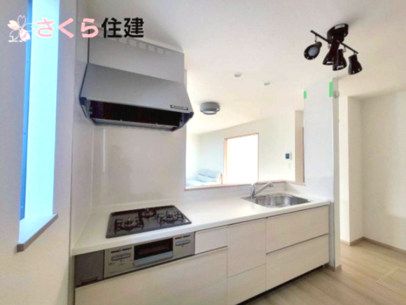 ハートフルタウン上戸祭町2期　Ａ号棟のキッチン|対面式システムキッチンは3口コンロでお料理もはかどります♪