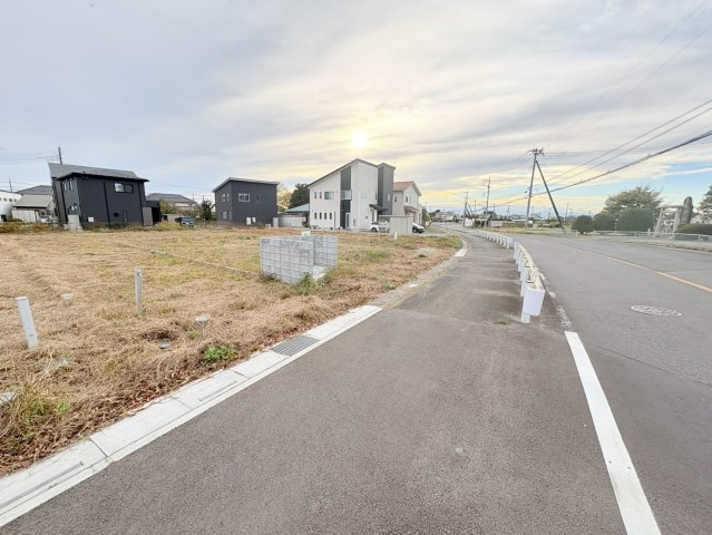 川越市石田本郷　建築条件なし売地　東武東上線『川越駅』6.0km　【芳野小学区】の前面道路含む現地写真