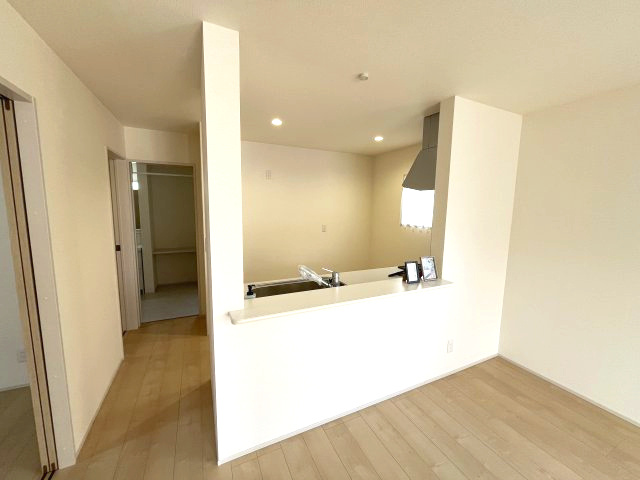 狭山市柏原のキッチン|対面キッチンでリビングとのコミュニケーションもバッチリ！