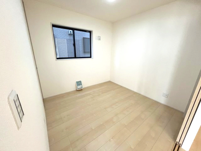 狭山市柏原の洋室|リビング横の洋室もあり、ご両親が泊まりにきても安心！
死角になりづらいため、キッズスペースとしても使えます