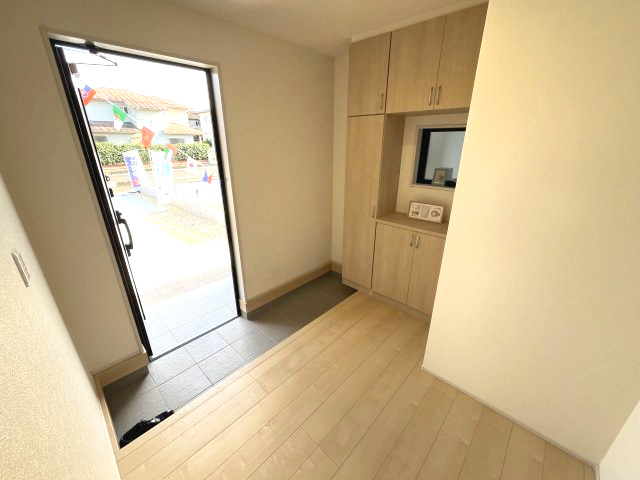 狭山市柏原の玄関|玄関はお家の顔です。広いスペースが確保されているため、ベビーカーなども置いても邪魔になりません！