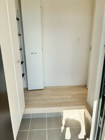 三潴町玉満　新築戸建の玄関