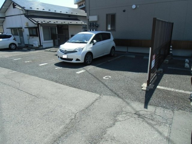 リバーコートの駐車場
