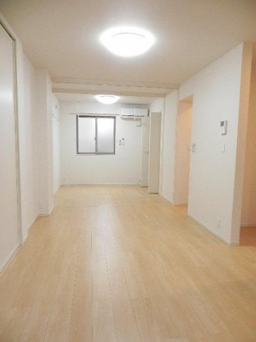 ブルックヒルズⅥの居間・リビング|ゆったり過ごせる居間です