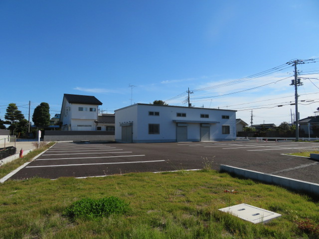 春日部市赤沼の店舗事務所の駐車場