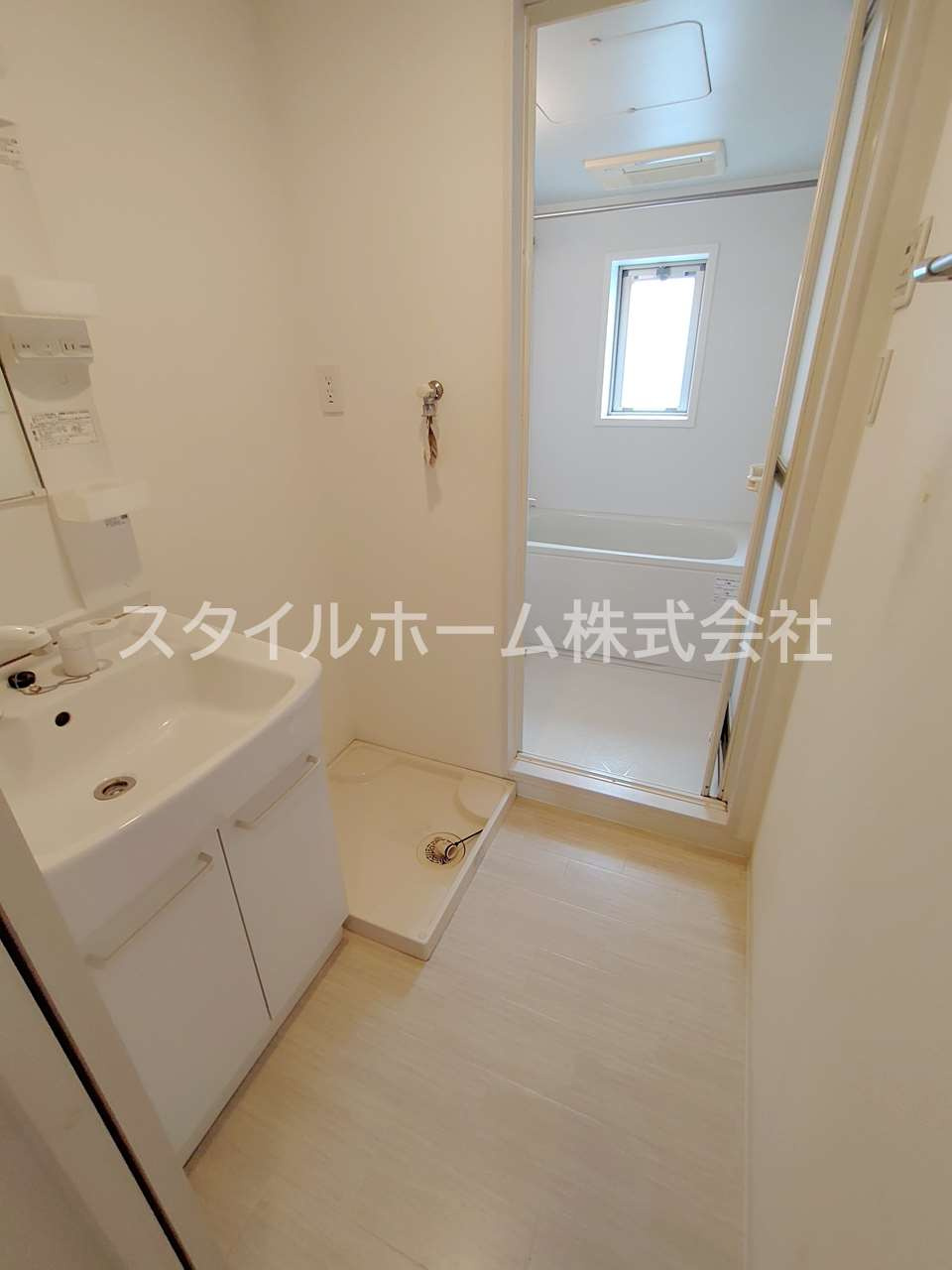 ベルカーサの洗面所|別部屋写真です。