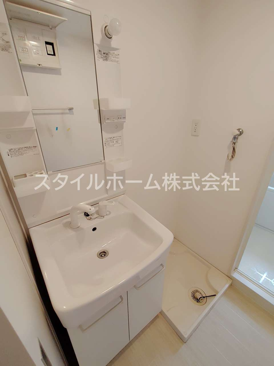 ベルカーサの洗面所|別部屋写真です。