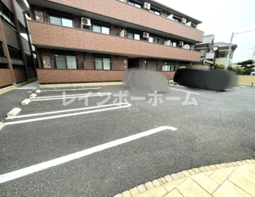 エミネンスⅢの駐車場