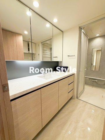 HARUMI FLAG SUN VILLAGE T棟(SKY DUO)の独立洗面台|空室のためご都合に合わせてご内覧できます
お問合せはお電話でもお受付しております。
03-6450-5211