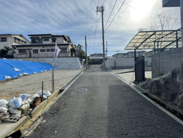 寝屋川市成田東町　土地（建築条件なし）の前面道路含む現地写真