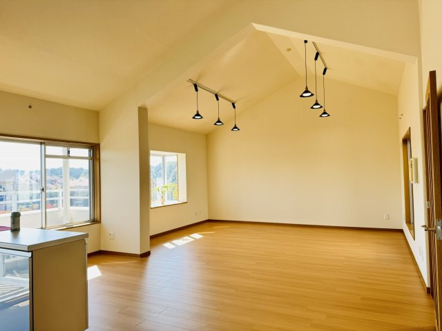 ベルコリーヌ南大沢第６号棟の内装|～上部吹き抜け仕様のLDK～