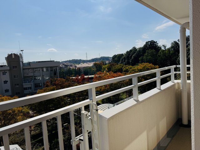 ベルコリーヌ南大沢第６号棟のバルコニー|～3面バルコニー付き～