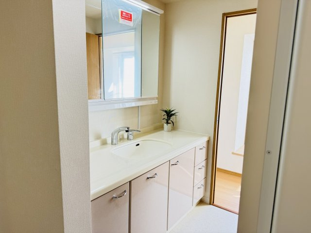 ベルコリーヌ南大沢第６号棟の独立洗面台|～３面鏡付きの独立洗面台　細々している物をスッキリ収納出来ます～
