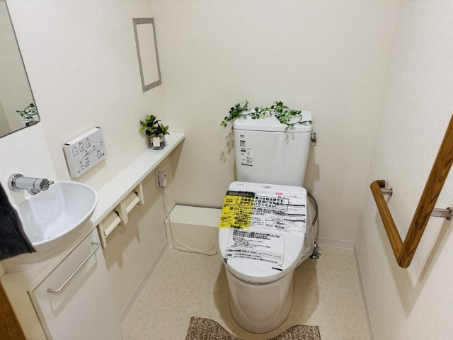 ベルコリーヌ南大沢第６号棟のトイレ|～暖房温水洗浄機能付きトイレ　冬場は特に嬉しい機能ですね～