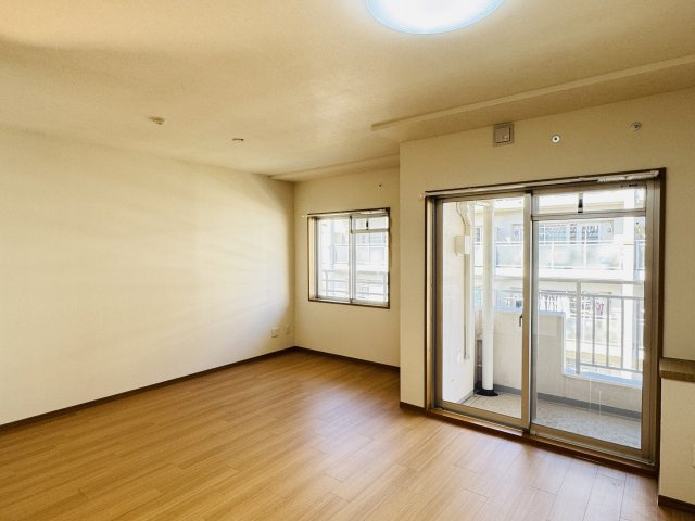 ベルコリーヌ南大沢第６号棟の寝室|～10.0帖の主寝室　ベッドなど大型k具のレイアウトもしやすい広さです～