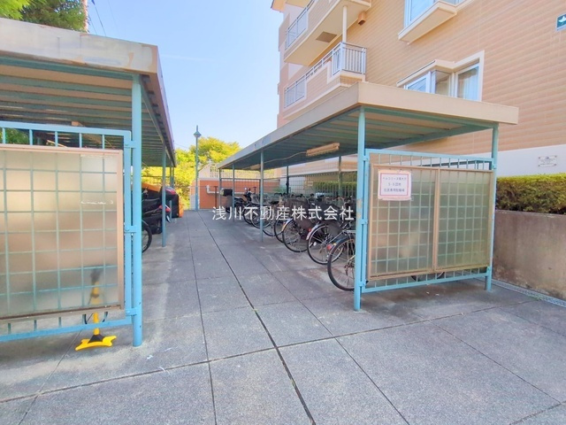 ベルコリーヌ南大沢第６号棟の駐輪場|～サイクルポート付きの駐輪場～