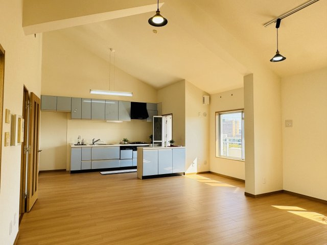 ベルコリーヌ南大沢第６号棟の居間・リビング|～22.5帖の明るいLDKで、家族団欒の時間をお過ごしいただけます～