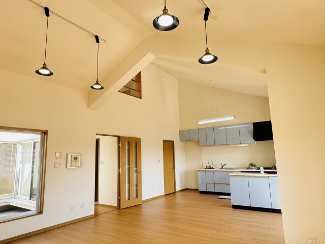 ベルコリーヌ南大沢第６号棟の居間・リビング|～22.5帖の明るいLDKで、家族団欒の時間をお過ごしいただけます～