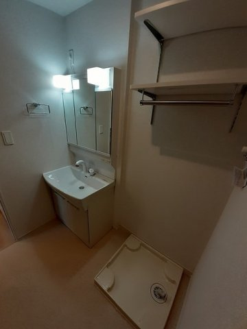 コンフォートＢの洗面所|明るい洗面所です