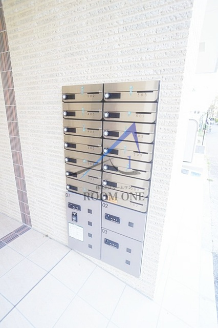 b’CASA Yokohamaのその他共用部分|集合ポストと宅配ボックスです。