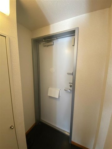 レオパレスハピネス光が丘の玄関