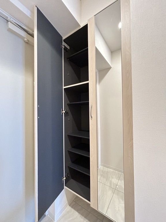 RE residenceの玄関