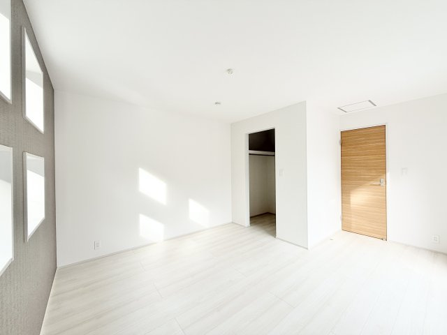 中央区高塚町　全3棟1期　の洋室|8.5帖の寝室はWICにたっぷり洋服や荷物を収納できます。