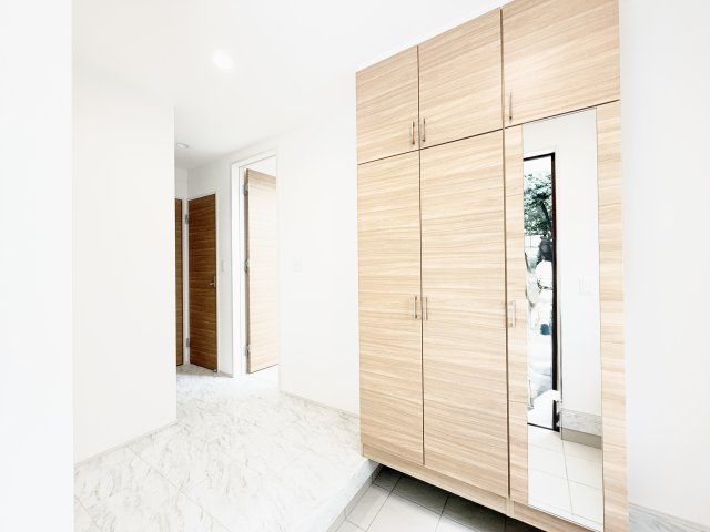 中央区高塚町　全3棟1期　の玄関|玄関には姿見があり、お出かけ前の全身チェックで気持ちよくお出かけできます。