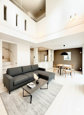 中央区高塚町　全3棟1期　の居間・リビング|19帖のLDKに家具を配置してみたイメージ画像です。