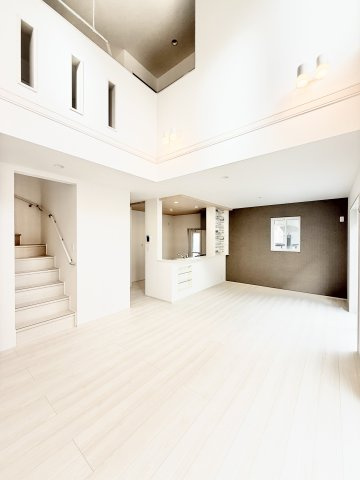 中央区高塚町　全3棟1期　の居間・リビング|LDKは上部が吹抜けになっており広々としていて開放感があります。