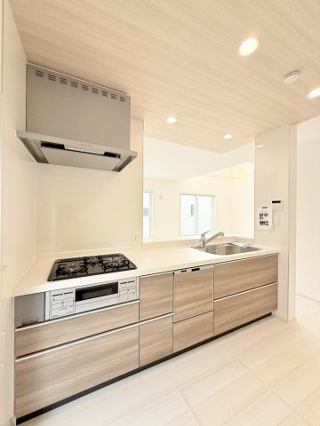 中央区高塚町　全3棟1期　のキッチン|食器洗浄乾燥機付きで家事の負担を軽減できます。
