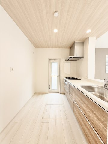 中央区高塚町　全3棟1期　のキッチン|キッチン横には勝手口があり、採光や通風も良くなります。