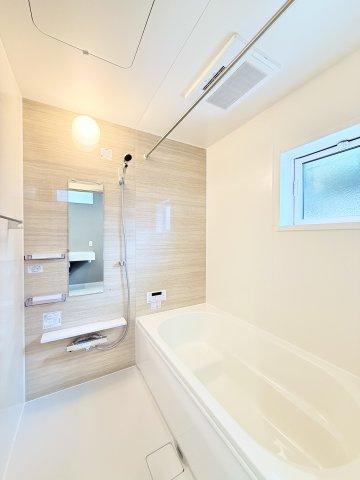 中央区高塚町　全3棟1期　の浴室|窓があるので換気もでき、清潔な浴室を保てます。