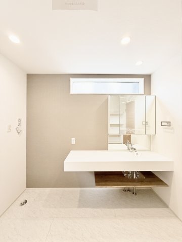 中央区高塚町　全3棟1期　の洗面所|フルフラットのカウンターでホテルライクな洗練されたデザインです。