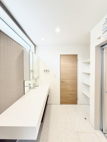 中央区高塚町　全3棟1期　の脱衣所|可動棚があり、タオルや洗剤などを収納できスッキリとした状態を保てます。