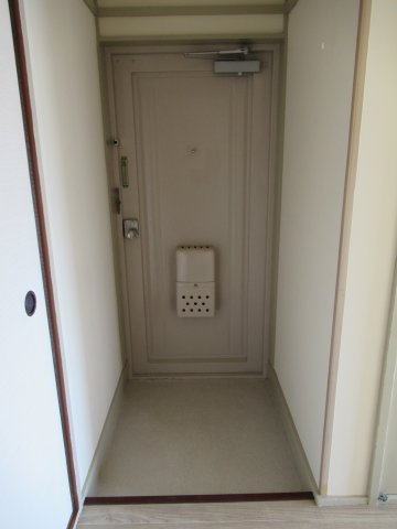 兵庫県公社　東垂水南（４）２Ｂ号棟の玄関|うまく工夫をしてげた箱や傘立てを置きましょう