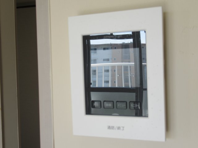 兵庫県公社　東垂水南（４）２Ｂ号棟のセキュリティ|モニター付きインターホンがあるので急な来客でも安心です