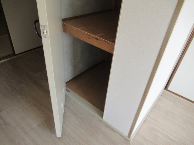 兵庫県公社　東垂水南（４）２Ｂ号棟の収納|玄関横の０．５間の収納です