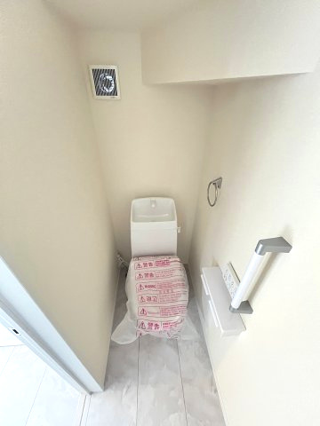 【トイレ】 | 糟屋郡篠栗町庄6丁目　1号棟（全1棟）【仲介手数料無料・0円】 | 現地写真。1階のトイレです。