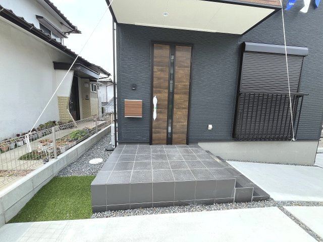 【玄関】 | 糟屋郡篠栗町庄6丁目　1号棟（全1棟）【仲介手数料無料・0円】 | 施工例。施工例は完成時と異なる場合があります。