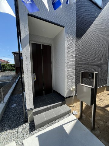 【玄関】 | 糟屋郡篠栗町庄6丁目　1号棟（全1棟）【仲介手数料無料・0円】 | 施工例。施工例は完成時と異なる場合があります。