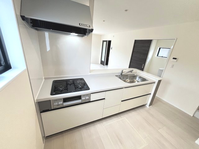 【キッチン】 | 糟屋郡篠栗町庄6丁目　1号棟（全1棟）【仲介手数料無料・0円】 | 施工例。施工例は完成時と異なる場合があります。
