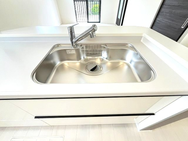 【キッチン】 | 糟屋郡篠栗町庄6丁目　1号棟（全1棟）【仲介手数料無料・0円】 | 施工例。施工例は完成時と異なる場合があります。